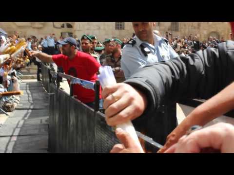 خروج النور من كنيسة القيامة سبت النور القدس 2017 CHRISTIAN LAND SAINT JOHNNY