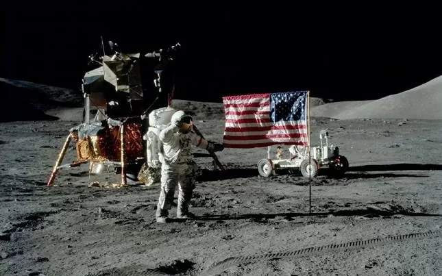 فيديو يكشف خدعة صعود أمريكا على سطح القمر