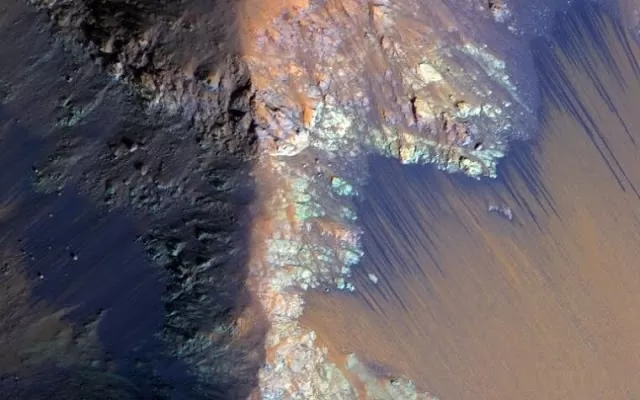 علماء NASA يؤكدون وجود المياه على سطح المريخ بالفيديو
