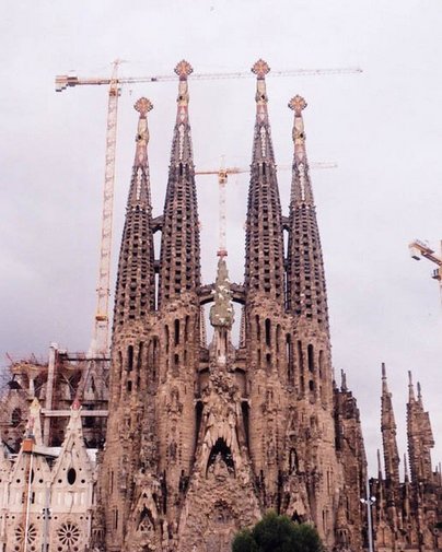 بالصور أكبر كنيسة في أوروبا sagrada familia العائلة المقدسة
