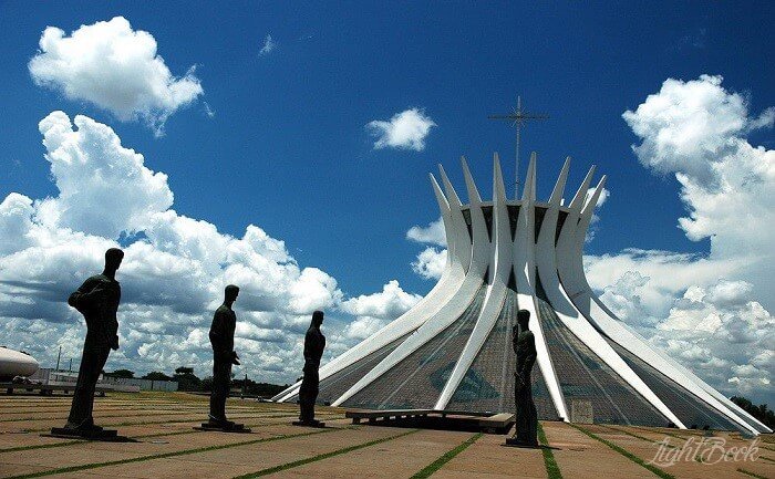 Cathedral of Brasília صور لأجمل الكنائس العالمية مميزة بشكلها الهندسي الرائع مـجـموعـة صـور مـن أجـمل الكنائـس العالـمية الغير عادية-39