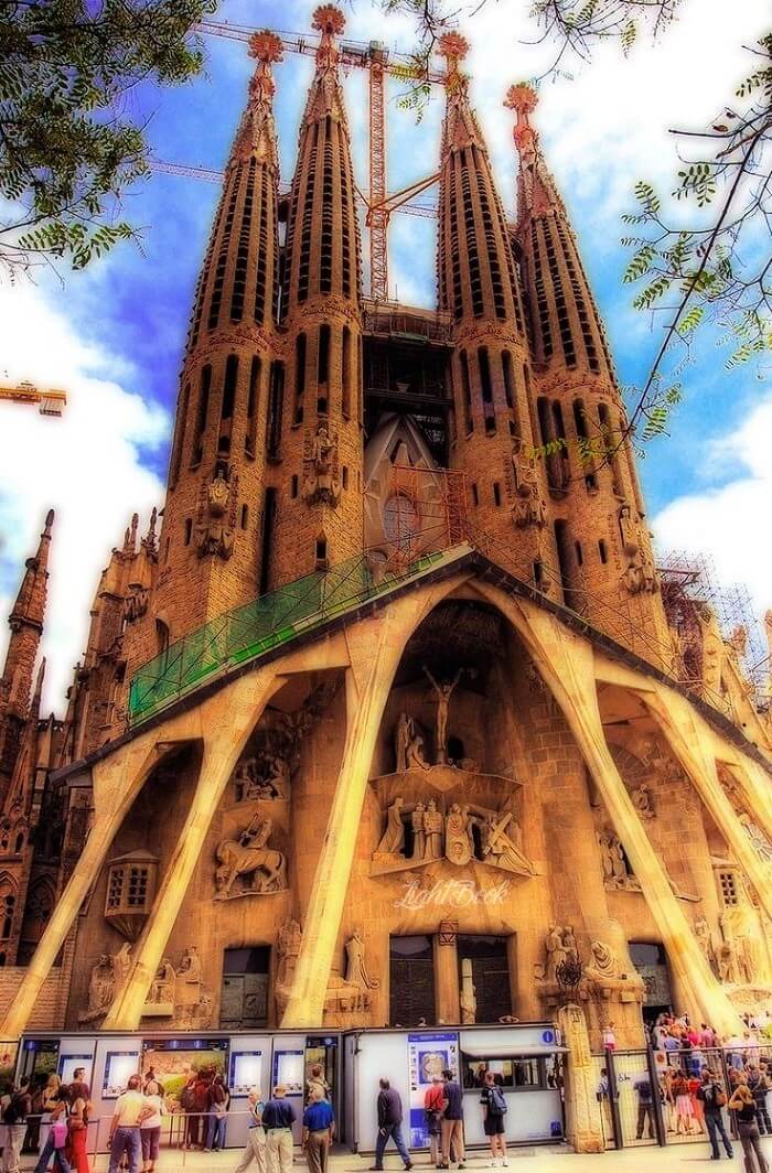 Sagrada Família صور لأجمل الكنائس العالمية مميزة بشكلها الهندسي الرائع مـجموعة صور من أجمل الكنائس العالمية الغير عادية-12