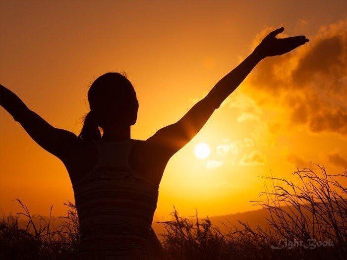 Woman Arms Raise صلاة من أجل المرضى والمتعبين الواقعين في اليأس الشديد صلاة من أجل المرضى والمتعبين الواقعين في اليأس